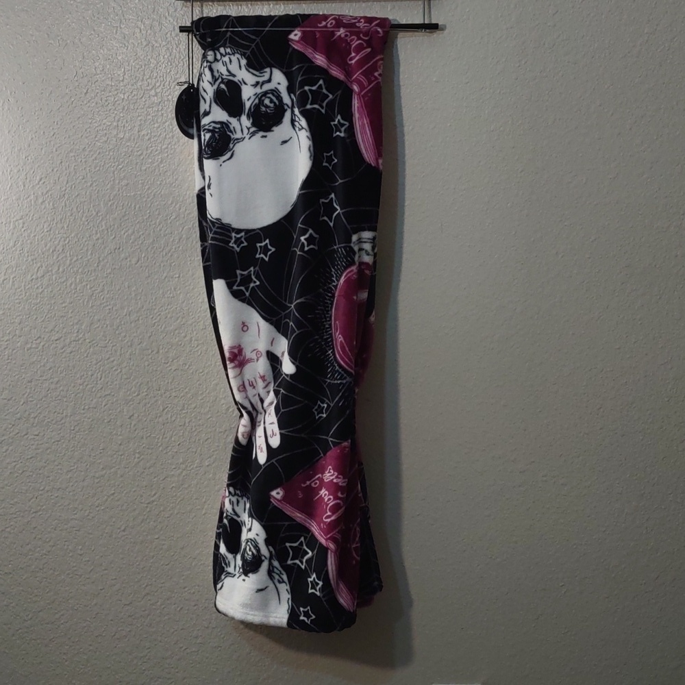 NWT BOOK OF SPELLS ZODIAC PALM AND SKULL PLUSH THROW 50X70in 100% POLYESTER